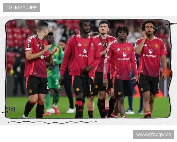 曼联防守体系漏洞频出问题在近期比赛中显现,对球队稳定性与表现造成影响